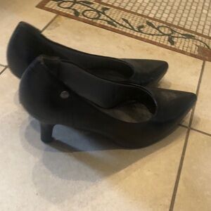 Life Stride Black Pointed-Toe Kitten Heel Pumps